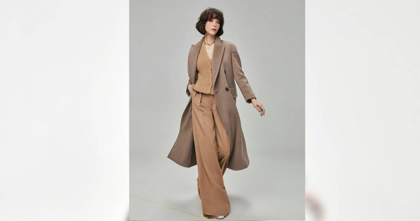 蔡淑臻一身經典駝色大衣時尚優雅。（圖／伊林娛樂提供）