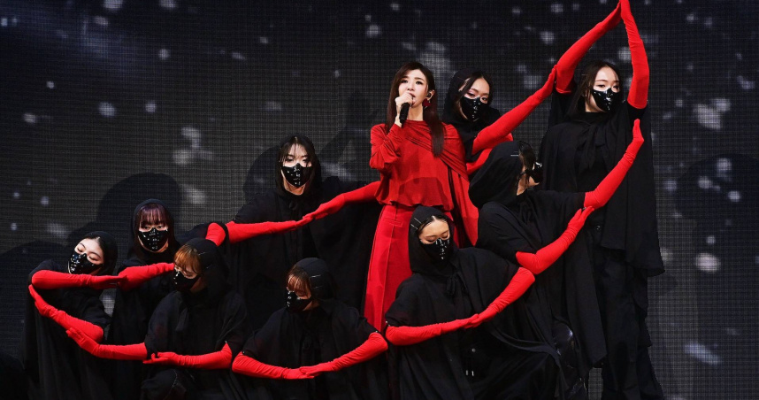 蘇慧倫睽違5年再度登上《紅白》舞台，率領16位舞者氣勢登台。（圖／台視提供）