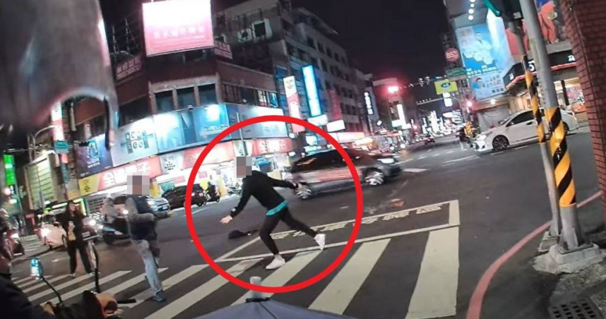 台南市南區金華派出所外今天（3日）晚間驚傳隨機持刀攻擊事件。（圖／翻攝自臉書，台南大小事）