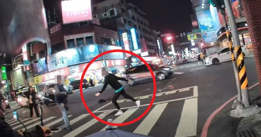 台南市南區金華派出所外今天（3日）晚間驚傳隨機持刀攻擊事件。（圖／翻攝自臉書，台南大小事）