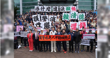 台灣民眾黨主席黃國昌5日率上百位退休警消人員，赴台北高等行政法院遞狀提起團體訴訟。（圖／民眾黨提供）