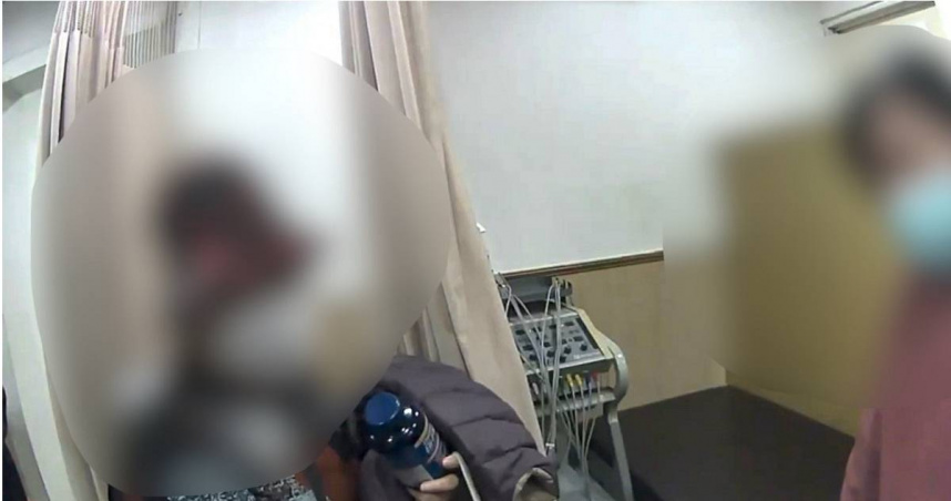 有民眾去年於骨科復健門診看診時，遇到一名老婦人搭訕，販售一罐要價5100元的保健食品，並宣稱該「藥物」跌倒都沒事。（圖／翻攝畫面）