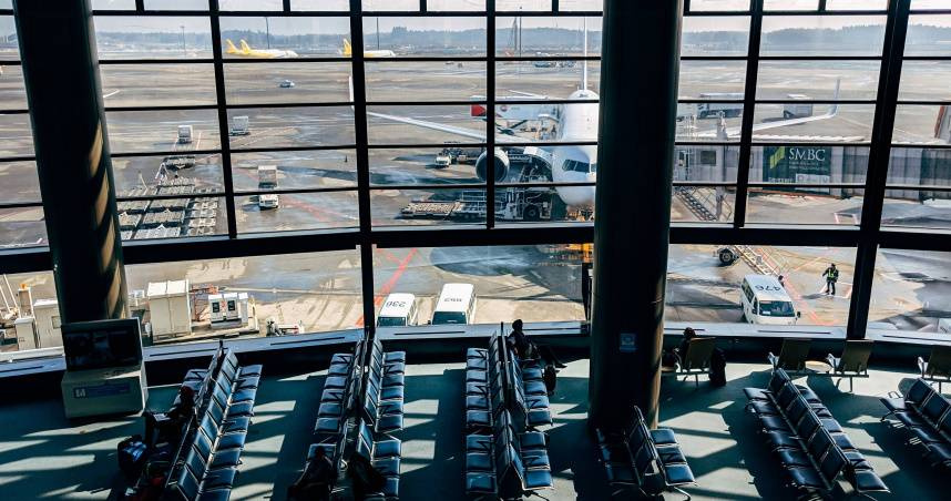 原油價格下跌，但受中東煉油受損影響，航空燃油仍高檔，機票難降。（圖／Pixabay）