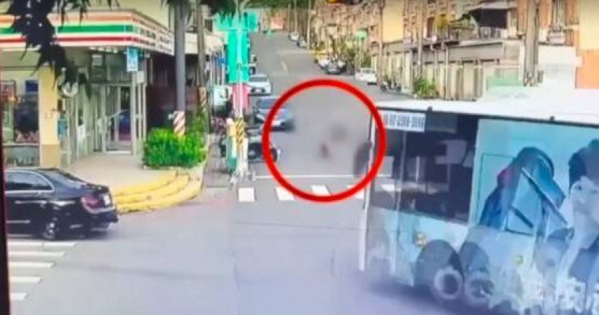 男童闖紅燈撞公車！四輪單車險捲後輪爆頭驚魂　警方急尋家屬究責