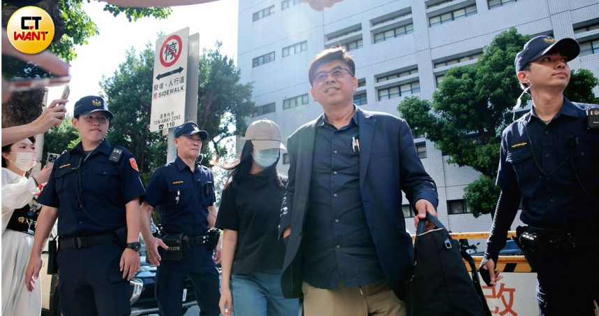 「剴剴案」兒盟社工陳尚潔（黑衣女）二審否認過失致死，她新增一位辯護律師錢建榮（藍西裝男）。（圖／周志龍攝）