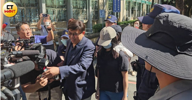 「剴剴案」兒盟社工陳尚潔（黑衣女）二審否認過失致死，她新增一位辯護律師錢建榮（藍西裝男）。（圖／劉松霖攝）