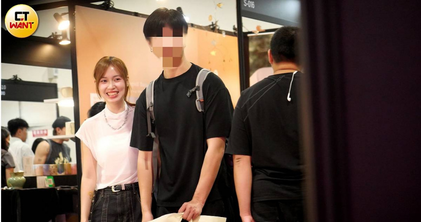 勾小指傳情1／啦啦隊女神芮妮指勾撲克臉酷男　電眼發功打包回香閨