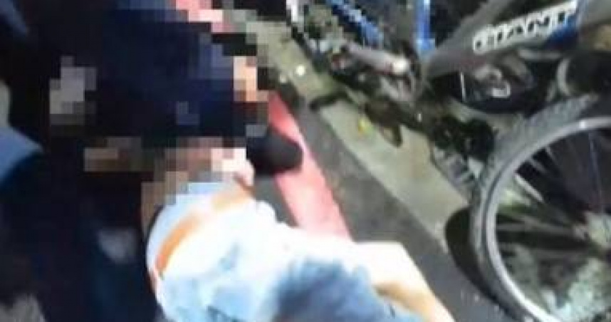 毒品被抓包竟扯女兒玩具！　三重男心虛落跑遭警壓制下場曝光