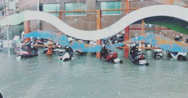 一級淹水警戒!台中仁愛醫院「整排機車泡水」…新車站也遭殃