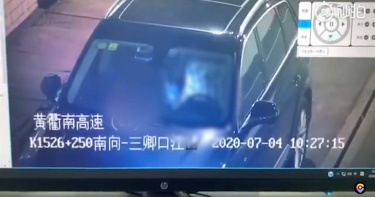 開車一半好想要「跨排檔騎上去」全程被錄下 網:車震要在後座啊!