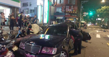遇臨檢想逃逸 男爆衝釀車禍3受傷