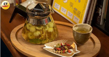 可調整體質的「金菊活力茶」，內含甜菊，口感清甜好喝。(150元)