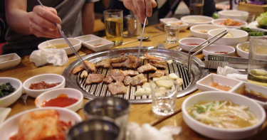 連假團聚!9人吃「風味餐」7人慘死 一查發現:食材冷凍1年了