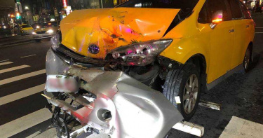 小黃司機凌晨撞檳榔攤 車中找出心血管成藥疑病發自撞