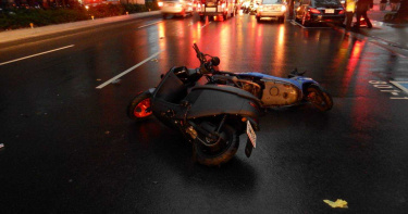 台中文心路2機車擦撞 騎士倒地遭後方來車輾斃