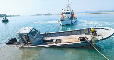 金門北碇島海域14日發生陸籍漁船越界，因拒檢逃逸不慎翻覆，造成2人死亡意外。海委會稱海巡依法行政，並非惡性執法。（圖／海巡署提供）