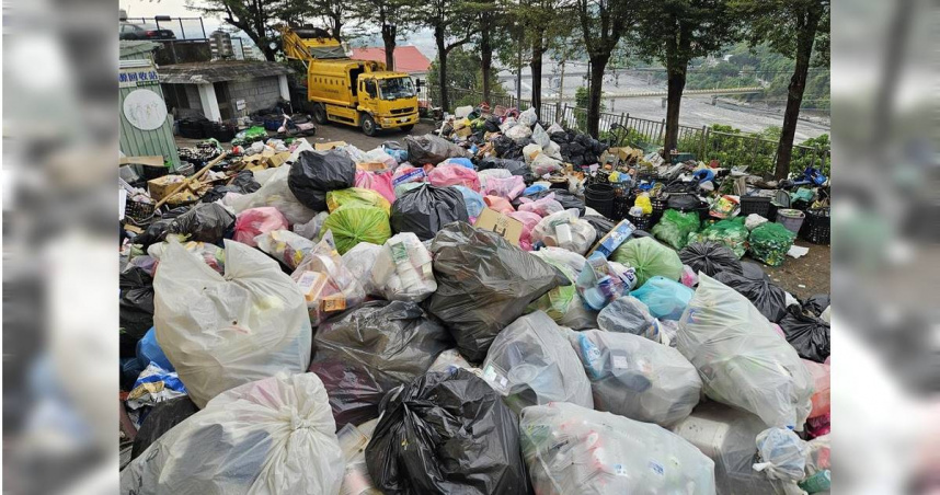 屏東縣瑪家鄉落實資源回收，但因處理量能不足，回收場待處理資源堆積如山。（圖／中國時報羅琦文攝）