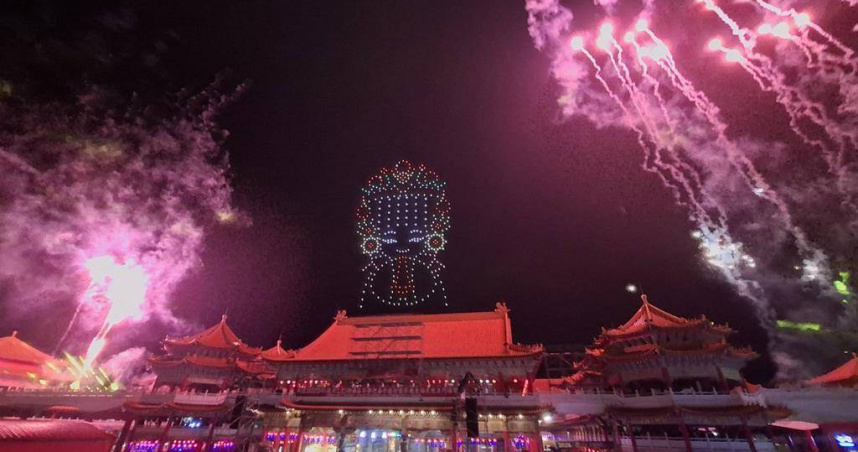 正統鹿耳門聖母廟8日晚間無人機表演搭配煙火秀相當炫麗奪目。（圖／中國時報程炳璋攝）