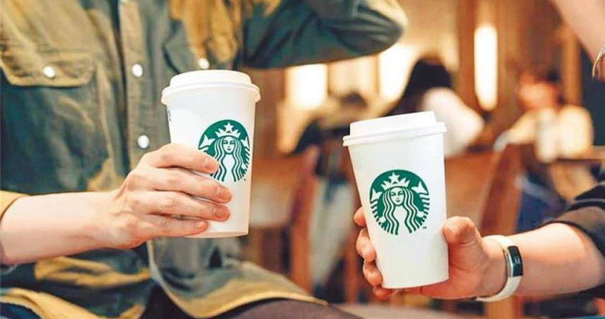 星巴克10日祭出買兩杯大杯飲料，第二杯半價。（圖／星巴克提供）