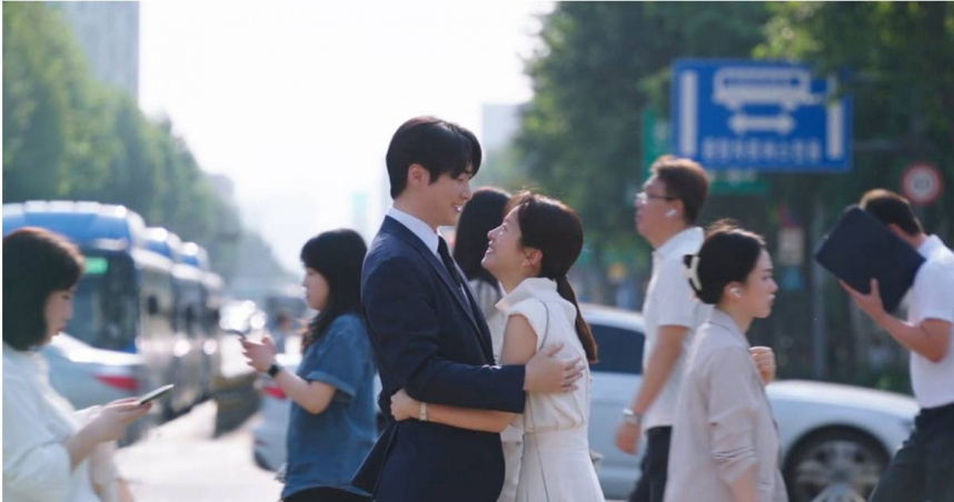 《我的完美秘書》由韓志旼（右）與李浚赫（左）主演。（圖／Hami Video提供）