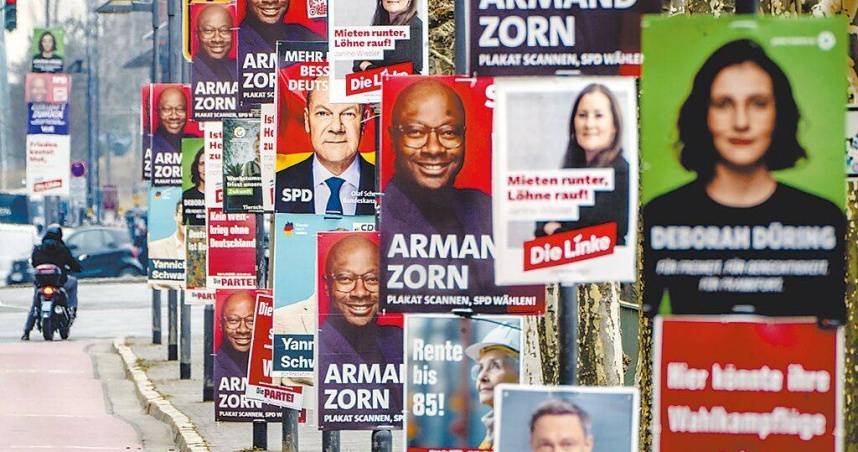德國23日舉行聯邦議院選舉，這場大選結果關乎整個歐洲命運。圖為法蘭克福市中心燈桿上掛滿候選人看板。（圖／美聯社）