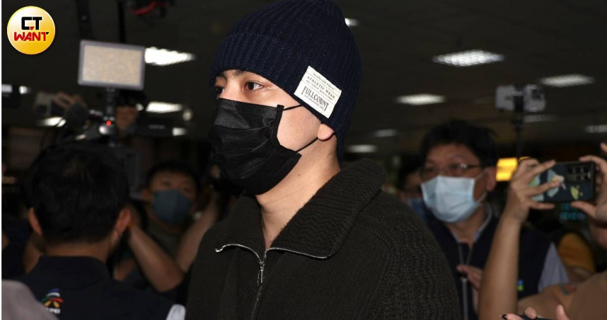 王大陸今（13日）入伍服役，上午壓線現身台北車站集合。（圖／林士傑攝）