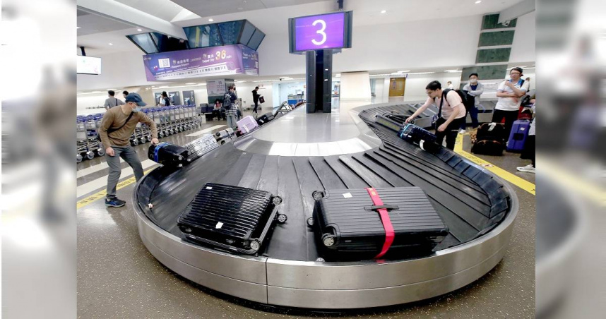 一名網友近日在網路上發文，指出她在高雄小港機場時，看見行李轉盤處一位工作人員，相當溫柔地將每一件行李立起來。（示意圖／報系資料照）