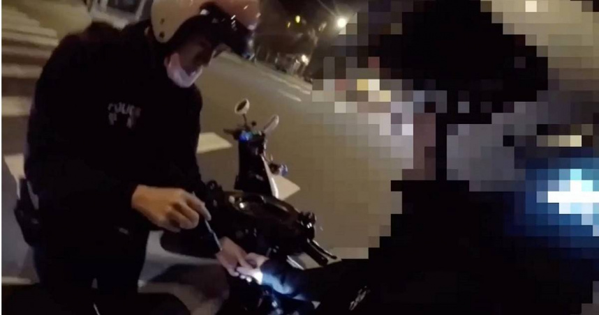游男駕駛改裝機車行經南港時，遭警攔查，在訊問過程中游男眼神飄移且不斷遮蔽口袋，警方詢問後，游男才交出手中持有的K他命。（圖／翻攝畫面）