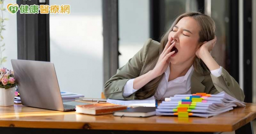 上班族吃飽就愛睏？營養師教你少吃「1類食物」　午餐後也能繼續奮戰！