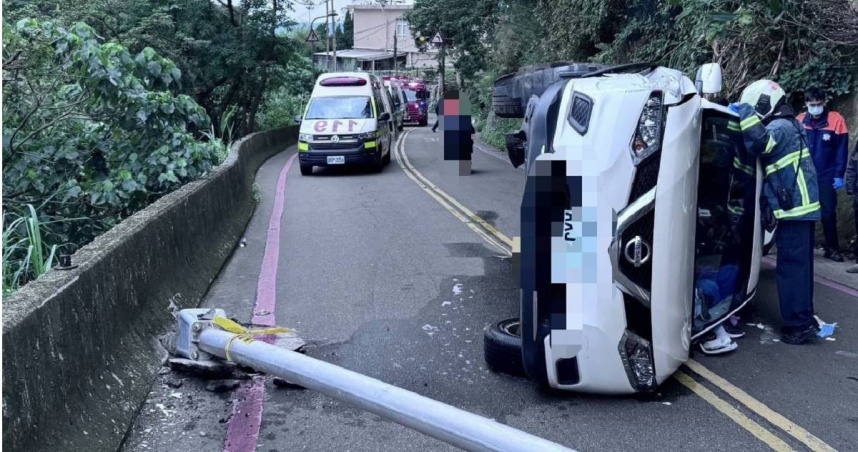 北市北投區泉源路18日下午發生一起小客車自撞翻覆事故。（圖／翻攝畫面）
