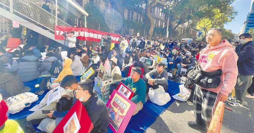 農業部擬新增眼鏡凱門鱷、狐獴等955物種列入「指定公共禁止飼養輸入動物種類」，引起飼主及相關團體不滿，農業部20日舉辦研商會議瞭解相關團體及飼主的意見。圖為抗議現場。（圖／本報資料照片）