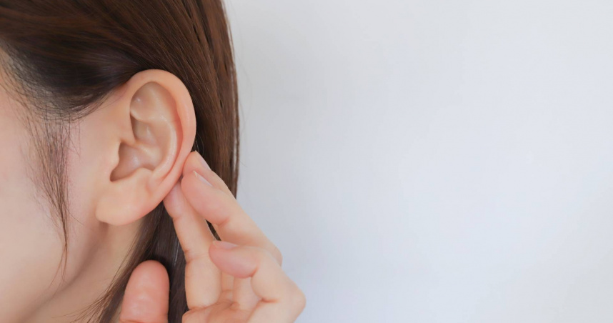 一名9歲女童向媽媽反映「耳朵裡有東西」，就診後才發現是塞入了泡棉球。（示意圖／翻攝自photoAC）