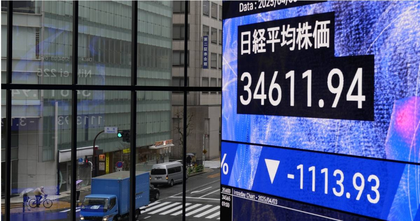 川普關稅戰重創亞股！圖為3日的日經平均指數。（圖／達志／美聯社）