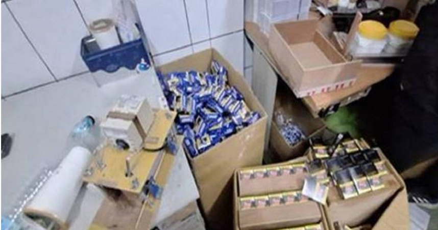 彰化1處民宅私設地下私菸廠，警方蒐證長達1週後攻堅，查扣近2萬包的品牌香菸。（圖／翻攝畫面）