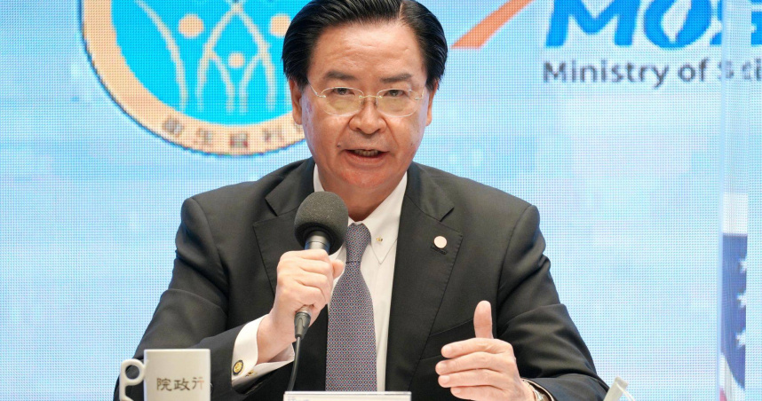 前外交部長、現任國安會秘書長吳釗燮任內的助理何仁傑，涉嫌蒐集外交部的重要情資。（圖／翻攝自外交部臉書）