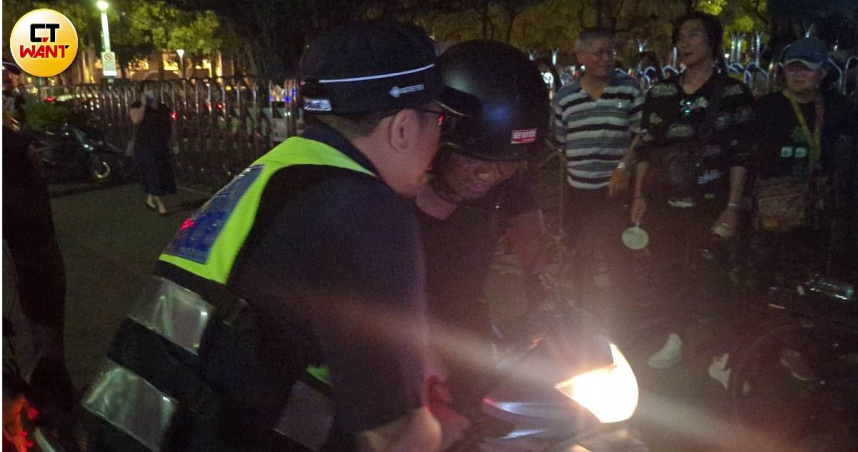 綠營支持者闖入北檢挑釁國民黨聲援者，雙方爆發肢體衝突。（圖／林冠吟攝）