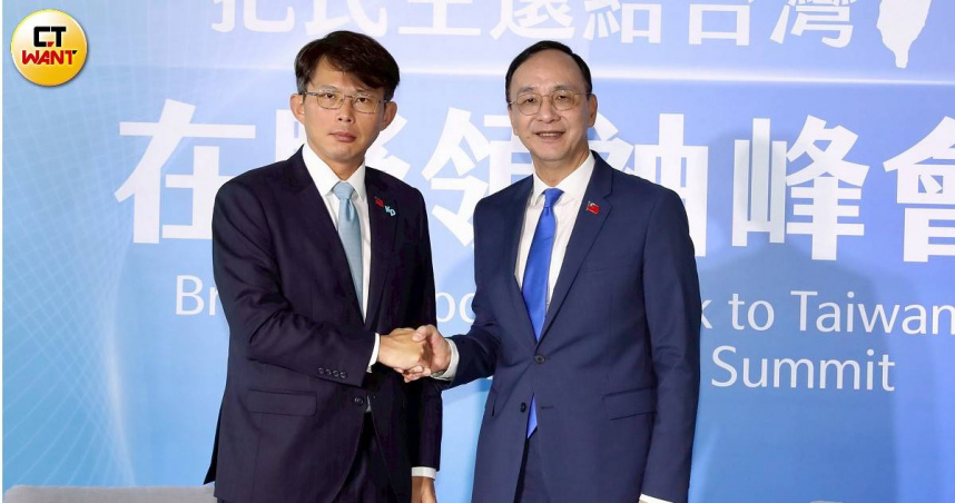 國民黨主席朱立倫、民眾黨主席黃國昌，今日共同舉行「把民主還給台灣－在野領袖峰會」。（圖／方萬民攝）