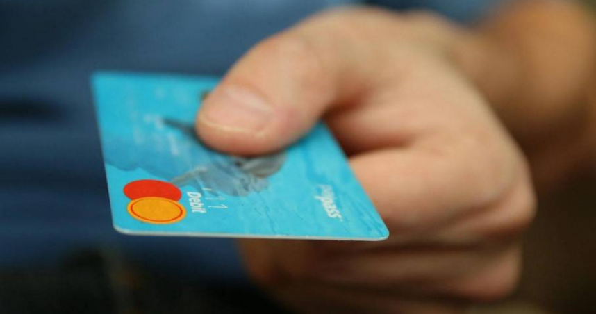 車手扮「假兒子」誘騙婦人提領118萬，結果被行員及警方識破當場逮捕法辦。（示意圖／翻攝Pexels）