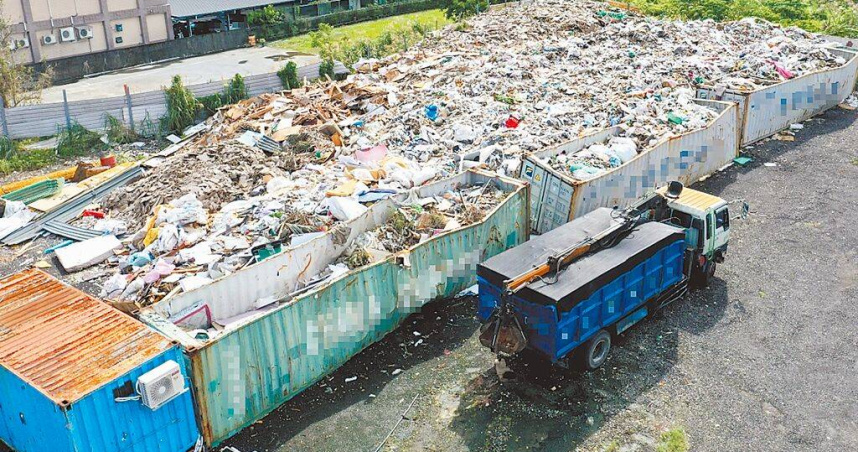 宜蘭地檢署28日偵結起訴以洪姓、王姓男子為首的環保蟑螂集團等20人，具體求處洪男、王男2年10月及2年8月徒刑，並向法院聲請沒收14輛作案用大小貨車及不法所得約2000萬元。（圖／宜蘭縣環保局提供／中國時報吳佩蓉宜蘭傳真）