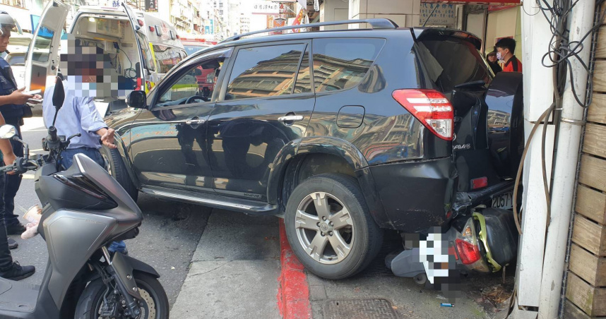 北市大同區延平北路三段27日下午發生一起汽車倒車暴衝和後方經過騎士被撞。(圖/翻攝畫面)