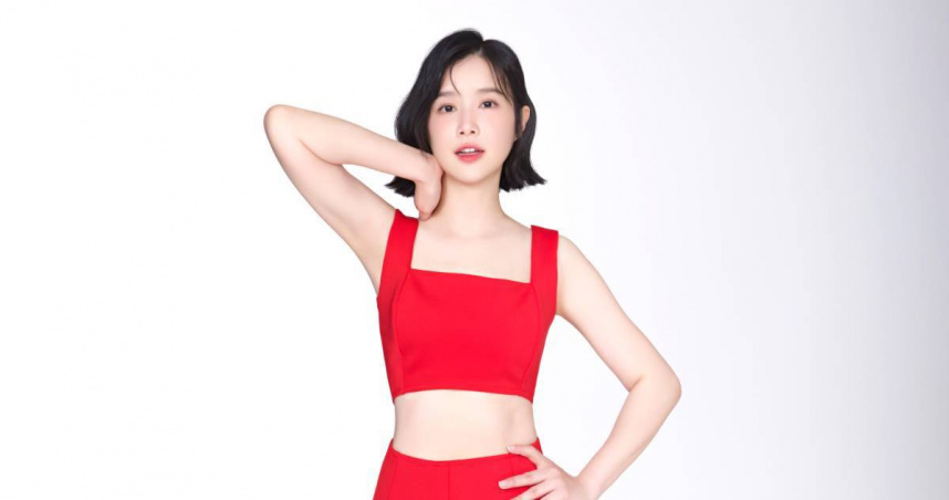 李佳穎穿著紅色兩截式洋裝，露出纖細四肢與平坦小腹，與過去穿寬鬆服裝的風格差很大。（圖／美体專科）