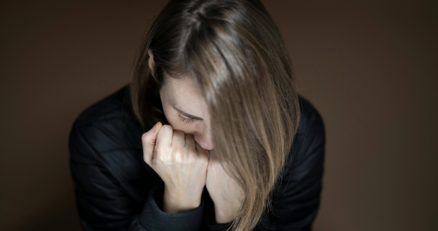 一名女兒照顧半癱母親數10年，卻發現媽媽保單受益人，竟是數年不見的弟弟，讓她超心寒。（示意圖／Pexels）