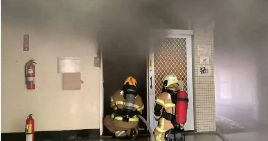台南市新化區一間啟聰學校今（6日）中午12時許傳出火警事故，校內的1樓辦公室突然冒出陣陣濃煙，所幸並未造成傷亡。（圖／翻攝畫面）