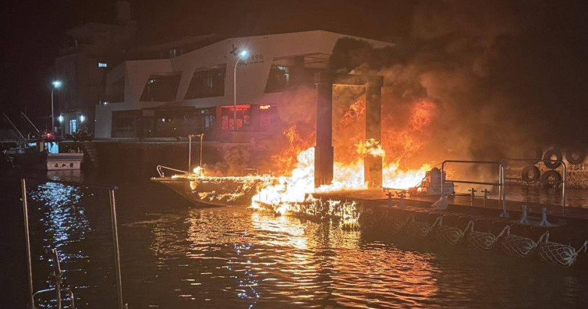 2025年6月7日澎湖縣／停放在澎湖縣七美鄉南滬港碼頭的高雄籍「川陵號」漁船，7日凌晨不明原因火燒船，火勢還延燒到泊靠之浮動碼頭造成部分燒損。（圖／翻攝畫面）