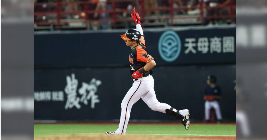 陳傑憲在繞壘時豎起右手食指。（圖／翻攝自臉書／統一獅官方粉絲團）