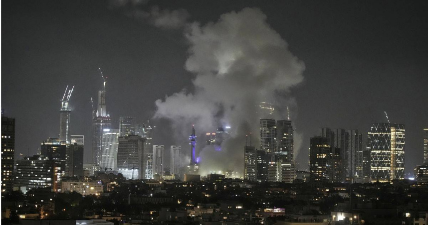 隨著以色列與伊朗衝突升級，以色列第二大城市特拉維夫和伊朗首都德黑蘭發生更多爆炸。（圖／達志／美聯社）