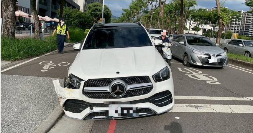 台中一名51歲吳姓男子駕駛租來的賓士車，酒駕衝撞路邊停放的23輛汽機車，肇事者輕傷送醫。（圖／翻攝畫面）