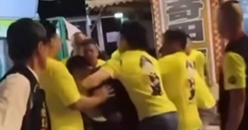 王姓男子疑似趁遶境時偷拍更衣的女舞者，被轎班發現後追打，雙方都遭警方送辦。（圖／翻攝臉書「至憲ㄉ廟會影室დ鋼管音響車დ辣妹熱舞დ冠翔煙火鞭炮」）