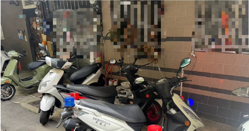 新北市三重一名49歲張姓女子反鎖房間內，79歲陳姓母親驚覺有異報警，警消破門見到張女已明顯死亡。（圖／翻攝畫面）