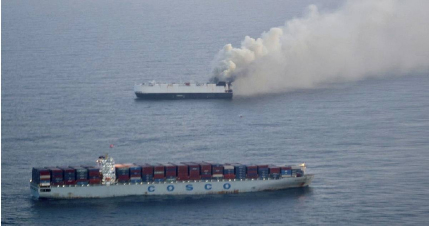 一輛滿載有3000輛中國製汽車的貨輪6月3日在前往墨西哥的航程中著火，大火持續燃燒多日後，貨輪最終在6月23日於阿拉斯加阿留申群島附近的國際水域沉沒。（圖／達志／美聯社）